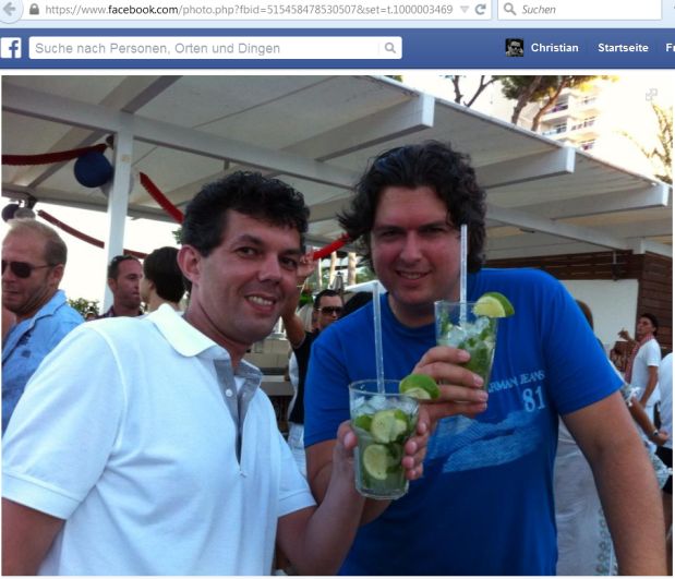 Nikolaj Tebelius und Daniel Forstmann, der Inhaber der Deutschen Immobilienkasse, beim Cocktail-Trinken im Jahr 2013. (Foto: Facebook)