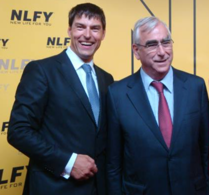 Andre Rüge aus Adelebsen bei Göttingen ist Mitgründer und Frontmann des Gold-MLMs New Life For You NLFY aus Leimen in Baden-Württemberg und ließ sich als solcher mit dem CSU-Ehrenvorsitzenden und Ex-Bundesfinanzminister Theo Waiel (76) auf einer "Kick-off"-Veranstalung am 22. Juni 2013 im Kursaal von Bad Mergentheim in Baden-Württemberg ablichten (Foto: Facebook/NLFY) Andre Rüge aus Adelebsen bei Göttingen ist Mitgründer und Frontmann des Gold-MLMs New Life For You NLFY aus Leimen in Baden-Württemberg und ließ sich als solcher mit dem CSU-Ehrenvorsitzenden und Ex-Bundesfinanzminister Theo Waiel (76) auf einer "Kick-off"-Veranstalung am 22. Juni 2013 im Kursaal von Bad Mergentheim in Baden-Württemberg ablichten (Foto: Facebook/NLFY)