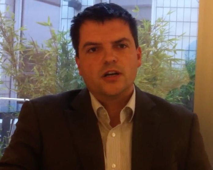 So ein "fehlerhaftes beziehungsweise zweifelhaftes System" der Unternehmensfinanzierung wie die Genussrechte von Prokon, Windwärts oder Windreich gibt es bei Lacuna nicht, verwahrte sich Thomas Hartauer, 41 aus Wolfsegg in Bayern und Chef der Lacuna Finanz AG aus Regensburg, noch 2014 gegenüber DasInvestment.com. Ein Jahr später legte auch er Nachrangdarlehen (nichts anderes als die Genussrechte) auf © Youtube/ECO Reporter
