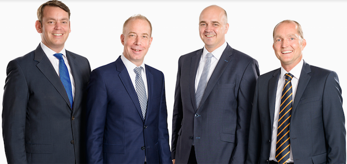 "Werden auch Sie Partner der NFS", wirbt der geschäftsführende Gründungsgesellschafter des Hamburger Haftungsdaches NFS Netfonds Financial Service GmbH Peer Reichelt (47, vorn) mit seinem Finanzgeschäftsführer Exsparkassenwirt Christian Hammer (43) um neue vertraglich gebundene Vermittler des Hamburger Maklerpools Netfonds AG. Deren Vorstände von links nach rechts: Martin Simon Steinmeyer (40) aus Hamburg, Peer Reichelt aus Hamburg, Oliver Kieper (41) aus Reppenstedt in Niedersachen und Diplombetriebswirt Karsten Albrecht Dümmler (52, Vorstandsvorsitzender) aus Hamburg © Netfonds.de/Youtube NFS Netfonds Financial Service GmbH aus Hamburg "Werden auch Sie Partner der NFS", wirbt der geschäftsführende Gründungsgesellschafter des Hamburger Haftungsdaches NFS Netfonds Financial Service GmbH Peer Reichelt (47, vorn) mit seinem Finanzgeschäftsführer Exsparkassenwirt Christian Hammer (43) um neue vertraglich gebundene Vermittler des Hamburger Maklerpools Netfonds AG. Deren Vorstände von links nach rechts: Martin Simon Steinmeyer (40) aus Hamburg, Peer Reichelt aus Hamburg, Oliver Kieper (41) aus Reppenstedt in Niedersachen und Diplombetriebswirt Karsten Albrecht Dümmler (52, Vorstandsvorsitzender) aus Hamburg © Netfonds.de/Youtube NFS Netfonds Financial Service GmbH aus Hamburg