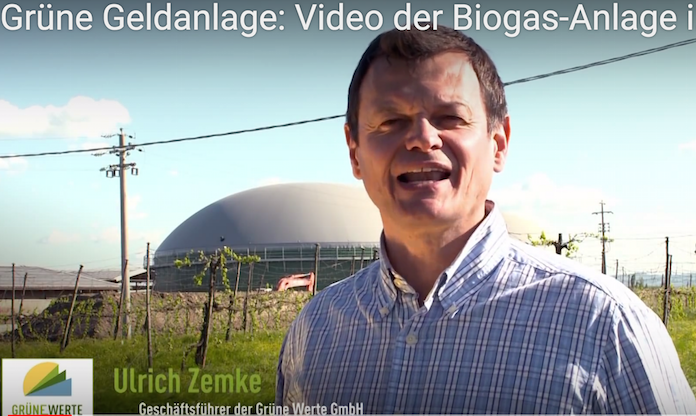 Grüne Werte Inhaber Ulrich Zemke (50) aus Ismaning vor der Biogas und Kraft-Wärme-Anlage San Rocco in Sant'Agata Bolognese bei Bologna in Italien, deren italienischer Geschäftsführer Adolfo Filippine im Streit mit der italienischen Einspeisungs-Behörde GSE lag und daher zu spät oder nur gekürzt Einspeisevergütungen erhielt © Youtube Grüne Werte Energie GmbH aus der Mühlenstraße 8A in Berlin Zehlendorf