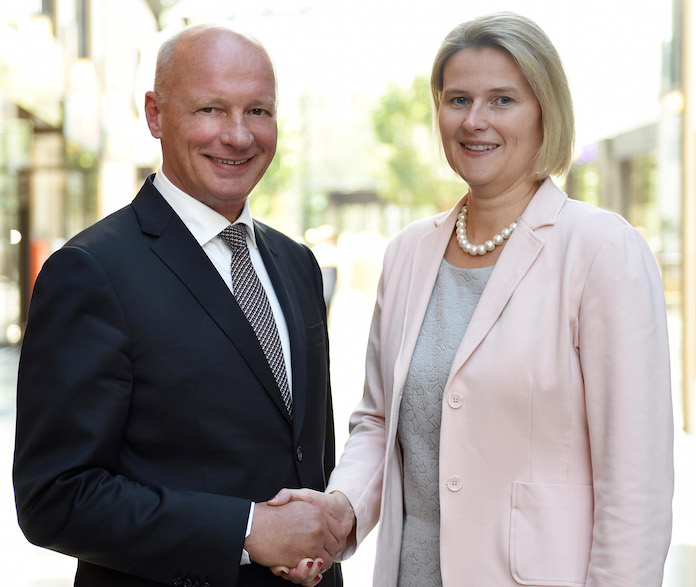 Am 27. Juni 2018 besiegelten der Vorstandsvorsitzende der Sparda-Bank West eG Düsseldorf, Manfred Stevermann, und die einstige Vorstandsvorsitzende der Sparda-Bank Münster eG und künftige Generalbevollmächtigte (Prokuristin) Silke Schneider-Wild mit einem Händedruck im Hotel Maritim am Düsseldorfer Flughafen rückwirdend zum 1. Januar 2018 die Verschmelzung beider Häuser zur Sparda-Bank West eG in Düsseldorf © Pressefoto obs/Sparda-Bank West eG Düsseldorf Am 27. Juni 2018 besiegelten der Vorstandsvorsitzende der Sparda-Bank West eG Düsseldorf, Manfred Stevermann, und die einstige Vorstandsvorsitzende der Sparda-Bank Münster eG und künftige Generalbevollmächtigte (Prokuristin) Silke Schneider-Wild mit einem Händedruck im Hotel Maritim am Düsseldorfer Flughafen rückwirdend zum 1. Januar 2018 die Verschmelzung beider Häuser zur Sparda-Bank West eG in Düsseldorf © Pressefoto obs/Sparda-Bank West eG Düsseldorf