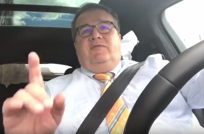 Michael Edgar Früchtl (55), geschäftsführender Gesellschafter der LV-Ankäuferin ProLife GmbH, an seinem Schreibtisch in der Hebbelstraße 61 in Ingolstadt im Freistaat Bayern und im Auto auf dem Weg zum Flughafen München, einen Geschäftspartner abholen © Pressefoto Eigeninterview der ProLife GmbH / Youtube ProLife GmbH Michael Edgar Früchtl (55), geschäftsführender Gesellschafter der LV-Ankäuferin ProLife GmbH, an seinem Schreibtisch in der Hebbelstraße 61 in Ingolstadt im Freistaat Bayern und im Auto auf dem Weg zum Flughafen München, einen Geschäftspartner abholen © Pressefoto Eigeninterview der ProLife GmbH / Youtube ProLife GmbH