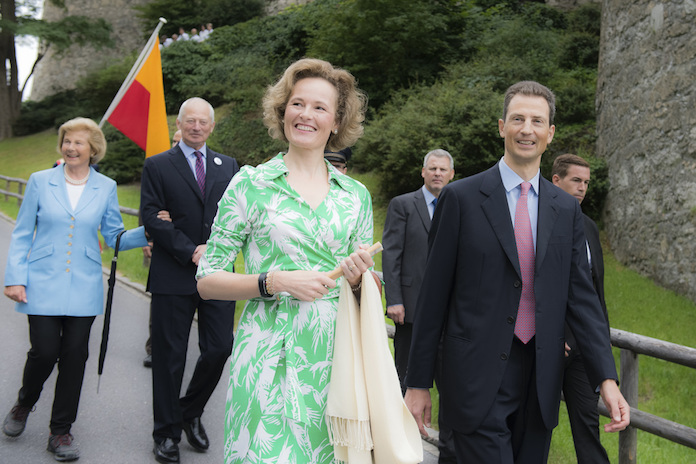 Die Fürstenfamilie von und zu Liechtenstein hat in ihrem Schloss Vaduz an Finanztreuhänder große Titel vergeben, wie Fürstlicher Justizrat an Harry Gstöhl oder Fürstlicher Kommerzienrat, Senator h.c. an Professor Herbert Batliner, die sich dieser Ehre als nicht würdig erwiesen. Vorn: Seit 15. August 2004 Regierungschef und Vizestaatsoberhaupt Seine Durchlaucht Erbprinz Alois von und zu Liechtenstein mit Erbprinzessin Sophie. Dahinter: Staatsoberhaupt Seine Durchlaucht Fürst Hans-Adam II. von und zu Liechtenstein mit Fürstin Marie am Staatsfeiertag 15. August 2015 auf Schloss Vaduz © Medienportal.li Liechtenstein Marketing / Sandra Maier