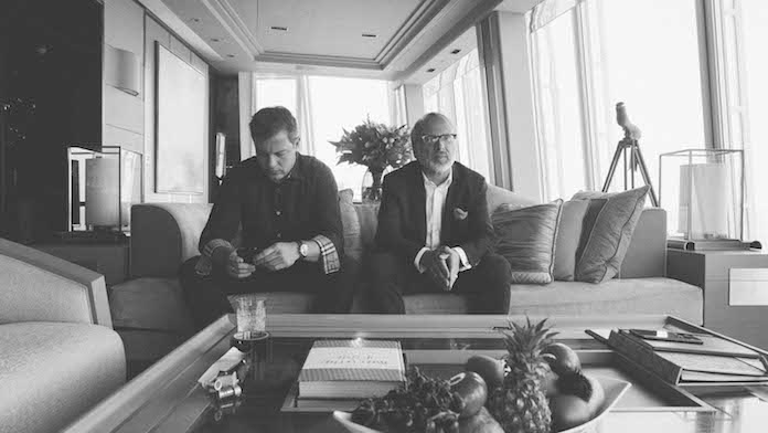 Als Milliardärs-Sprösslinge verkleidet warteten CORRECTIV-Chefredakteur Oliver Schröm alias Otto (rechts) und Panorama-Reporter Christian Salewski alias Felix am 7. August 2018 in einer 2.500 Euro teuren Londoner Hotelsuite im 37. Stock auf Amal Ram aus Dubai, der ihnen Cum-Cum-Geschäfte präsentiert, die auch in Deutschland klappen und bei denen der Gewinn allein vom Staat kommt © cumexfiles.com / Ivo Mayr / CORRECTIV Als Milliardärs-Sprösslinge verkleidet warteten CORRECTIV-Chefredakteur Oliver Schröm alias Otto (rechts) und Panorama-Reporter Christian Salewski alias Felix am 7. August 2018 in einer 2.500 Euro teuren Londoner Hotelsuite im 37. Stock auf Amal Ram aus Dubai, der ihnen Cum-Cum-Geschäfte präsentiert, die auch in Deutschland klappen und bei denen der Gewinn allein vom Staat kommt © cumexfiles.com / Ivo Mayr / CORRECTIV