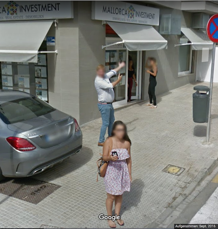 Einladende Geste von Carlos Garcia Roldan, als im September 2016 das Google-Streetview-Mobil am Büro seiner Promociones Lujo Casa Baleares S.L. (Luxushaus Angebote Balearen) in Palma de Mallorca vorbeifuhr © Google