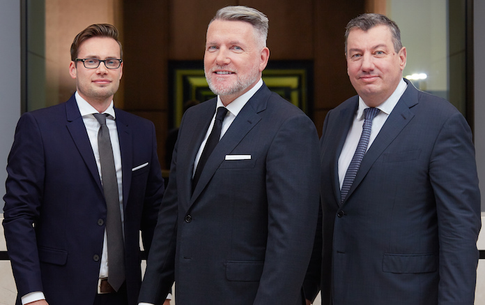 Die publity AG-Lenker aus dem OpernTurm in der Bockenheimer Landstraße 2 bis 4 in Frankfurt am Main von links nach rechts: Finanzvorstand Stephan Kunath (34) aus Leipzig, Großaktionär und Senior-Advisor Thomas Olek (52) aus Frankfurt am Main und Operativvorstand Rechtsanwalt Frank Schneider (57) aus Leipzig © Pressefotos publity.org