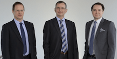 Vorstände und Gesellschafter der Biofrontera AG aus Leverkusen (Hemmelrather Weg 201): Finanzvorstand Thomas Schaffer (links), Gründer und CEO Prof. Dr. rer. nat. Hermann Lübbert (mitte) und Vertriebs- und Marketingvorstand Christoph Dünwald rechts © Pressefoto Biofrontera AG