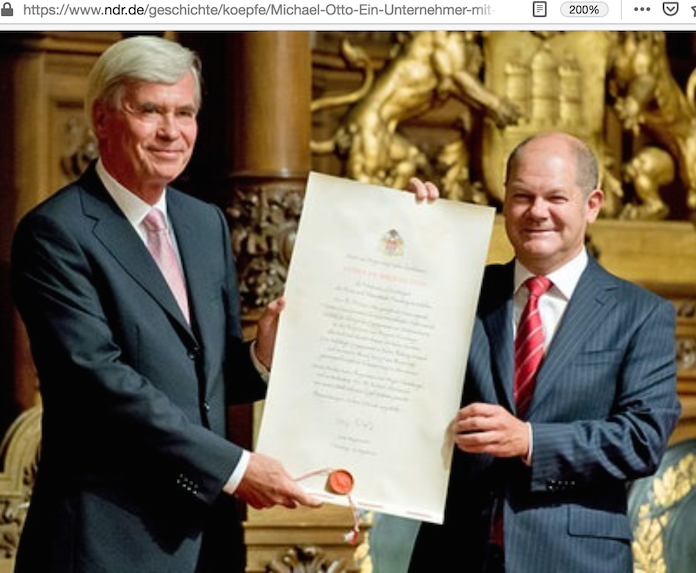 Der heutige Bundesfinanzminister Olaf Scholz (61, SPD, rechts) überreichte im Juni 2013 noch als Bürgermeister dem Hamburger Kaufmann Professor Dr. Michael Otto (76) im Hamburger Rathaus die Urkunde zum Ehrenbürger der Freien und Hansestadt Hamburg © Ausriss aus NDR.de/Geschichte