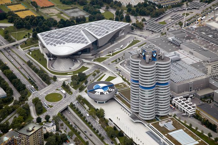 Am 1. Juni 2022 durchsuchte die Staatsanwaltschaft München 1 die BMW-Zentrale in den Türmen vor dem BMW-Werk und vor dem BMW-Museum in München © Pressefoto BMW Group, Luftaufnahme im März 2011