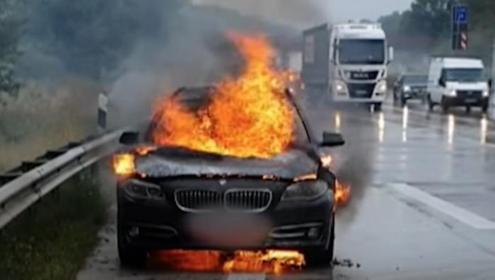 Der brennende BMW 535d xDrive Touring des Hamburger Steuerberaters Heiko Revenstorff im August 2019 auf der A7 © privat