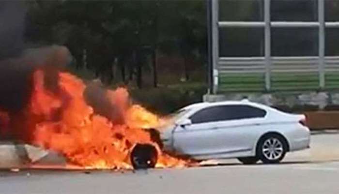 Ein brennendes BMW-Fahrzeug in Sangam-dong, Seoul, in Südkorea am 5. November 2015 © Feuerwache Mapo, Stadtbezirk von Seoul/Chosun Ilbo