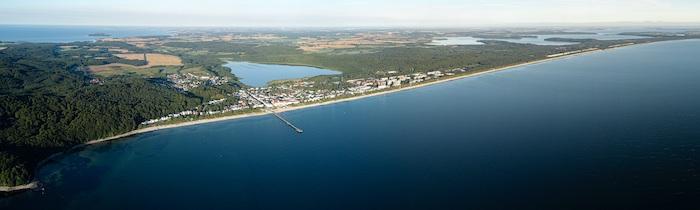 Die Realität: das Ostseebad Binz auf Rügen von oben, links die Seebrücke, rechts der Koloss von Prora © Pixabay.com / Tao Gutekunst
