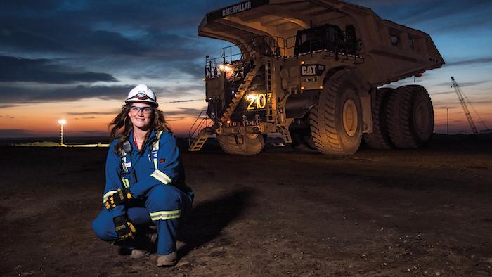 Jamie Alliban, Bedienerin von schwerem Gerät im Ölsandbergwerk (Teersand) von Kearl in Alberta in Kanada © Pressefoto Exxon Mobil Corporation (ExxonMobil)