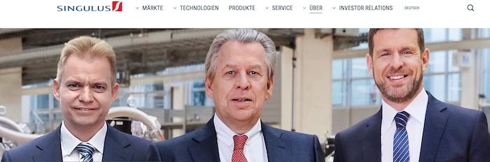 Singulus-Vorstand: CEO Dr. Ing. Stefan Rinck (mitte, 64, aus Wiesbaden), Finanzvorstand Diplom-Ökonom Markus Ehret (rechts, 55, aus Kronberg) und Operativvorstand Dr. rar. nat. Christian Strahberger (links, 49, aus Lahnstein) © Singulus Technologies AG, Ausriss aus singulus.com/de/Vorstand