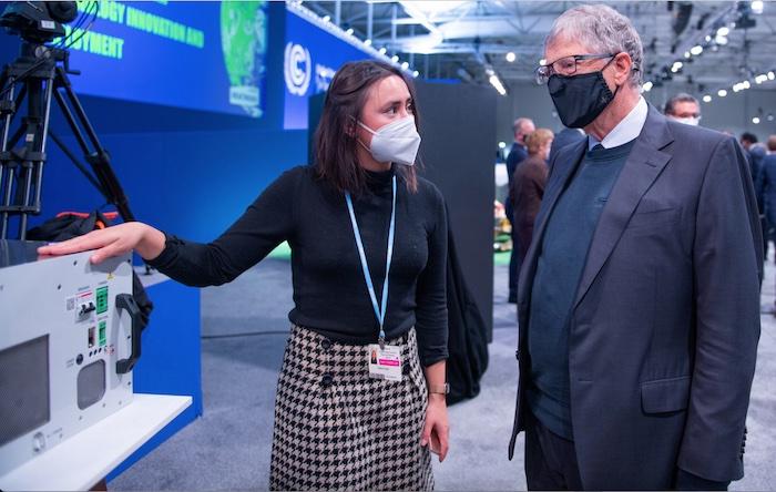 Microsoft-Gründer Bill Gates ließ sich auf der UN-Klimakonferenz anfang November 2021 in Glasgow von Enapter-Mitbegründerin Vaitea Cowan den neuen Plug&Play-AEM-Eletrolysuer 4.0, der ab  Sommer 2022 im Enapter-Werk in Pisa in Italien produziert werden sollte © Pressefoto Enapter AG, Berlin