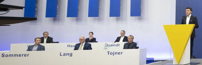 Ordentliche Hauptversammlung der Varta AG in Ellwangen Jagst in Baden-Württemberg: Am Rednerpult Vorstandsvorsitzender Herberte Schein (57) aus Munningen, vorn Aufsichtsratsboss und mittelbarer Mehrheitsaktionär Prof. Michael Tojner (56) aus Wien © Pressefoto Varta AG