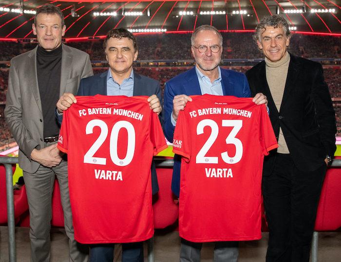 VARTA-Vorstandvorsitzender Herbert Schein, Karl-Heinz Rummenigge, bis 2021 Vorstandsvorsitzender FC Bayern AG (beide Mitte), Andreas Jung, Vorstand Marketing der FC Bayern München (links) und Dr. Michael Tojner VARTA- Aufsichtsratsvorsitzender (rechts) © Pressefoto Varta AG, Ellwangen Jagst, 2020