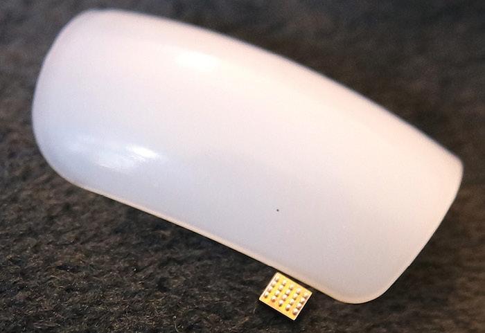 Der Fingernagel-Chip iNailx neben einer PC-Maus © Werbe-Foto Wearabel4You AG