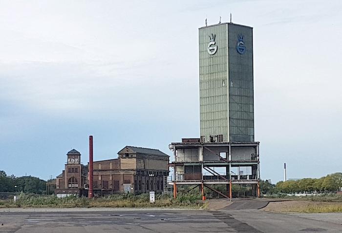 Der markante Glasturm, das Kesselhaus sowie die Elektrozentrale der ehemaligen Glashütte © Glasmacherviertel GmbH & Co. KG