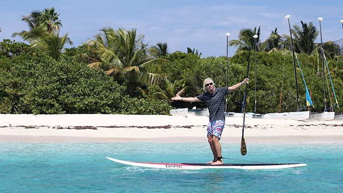 Virgin-Galactic-Weltraumabenteurer Richard Branson (72) auf seiner Privatinsel Necker Island in der Karibik – Treffpunkt des 2020 gegründeten exklusiven Klubs R360 aus Denver © Amazon.de