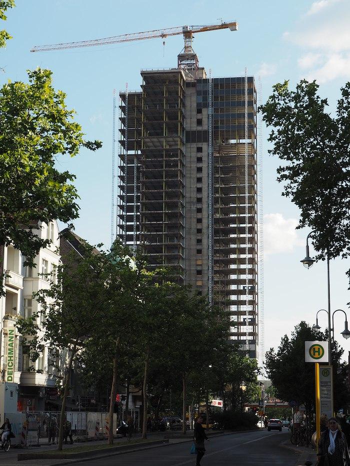 Geplanter Wohnturm Überlin ist nur ein Bauskelett am einstigen Steglitzer Kreisel in der Schloßstraße © wikimedia common/Bernhard Ladenthin vom 10. Juli 2021