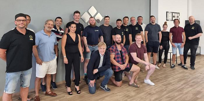 Gruppenfoto von YieldNodes/Decenomy mit zehn Prüfern (Auditors) aus aller Welt drei Tage mitte Juli 2022 auf Malta © YieldNodes