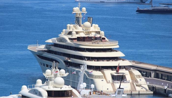    Die Oligarchen-Yacht Dilbar (hier im Hafen Hercules im Mai 2017) von Alischer Usmanow © Wikimedia eigenes Werk