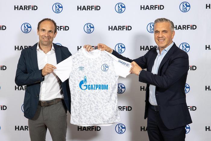Schalke 04-Marketingvorstand Alexander Jobst (48, links) aus Erlenbach und Wohnungs-Projektentwickler Dr. Ing. Harfid Hadrovic präsentieren mit einem Trainingsshirt gemeinsam den neuen Ärmelsponsor des FC Schalke 04 © FC Schalke 04