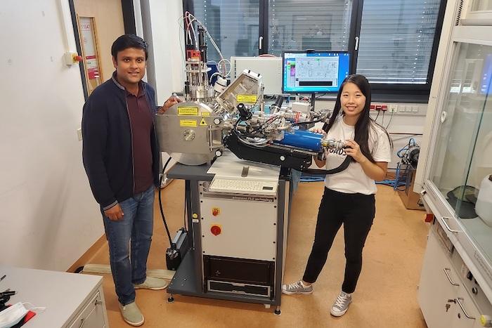    Solarzelle aus 3 Kristallen im Test-Labor: Physik-Doktorandin Yeseul Yun gehört zum Wissenschaftler-Team von Dr. Akash Bhatnagar vom ZIK Zentrum für Innovationskompetenz SiLi-nano® der Martin-Luther-Universität Halle-Wittenberg © ZIK SiLi-nano vom 10. September 2021