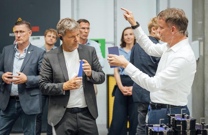       Vizekanzler Dr. Robert Habeck (Bündnis 90/Die Grünen, mitte) beim Rundgang mit Meyer Burger CEO Dr. Gunter Erfurt (rechts) im Solarwerk Thalheim (Bitterfeld-Wolfen) in Sachsen-Anhalt am 29. Juli 2022 © Pressefoto Meyer Burger Technology AG