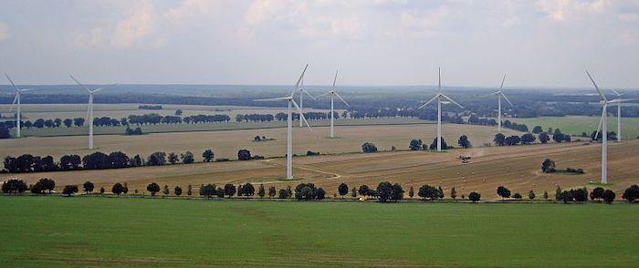 Der 2003 errichtete Windpark Altlüdersdorf in Oberhavel im Land Brandenburg mit 9 Windrädern © Energiekontor AG