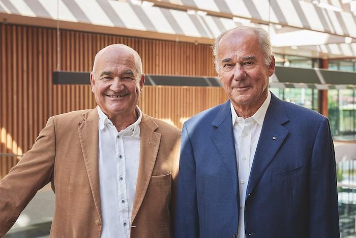 Den beiden Brüdern Fritz Egger (links) und Michael Egger (75, rechts) gehört das Familienunternehmen Fritz Egger GmbH & Co. KG mit Hauptsitz in St. Johann in Tirol © EGGER Holzwerkstoffe