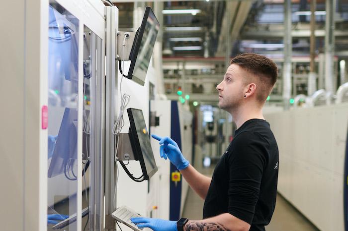 Prüfender Blick im Solarzellenwerk Thalheim in Bitterfeld-Wolfen in Sachsen-Anhalt © Pressefoto Meyer Burger Technology AG