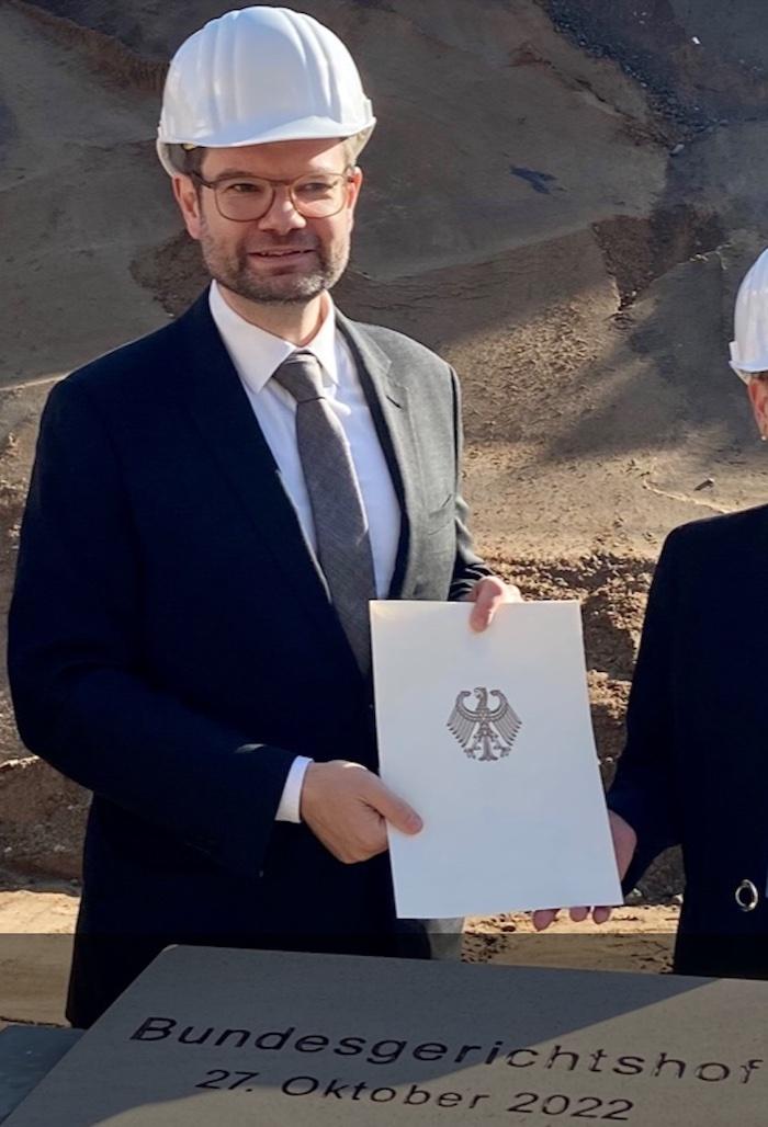 Bundesjustizminister Dr. Marco Buschmann (45, FDP) aus Berlin bei der Grundsteinlegung der Osterweiterung des Bundesgerichtshofes in Karlsruhe am 27. Oktober 2022 © Twitter.com/BMJ