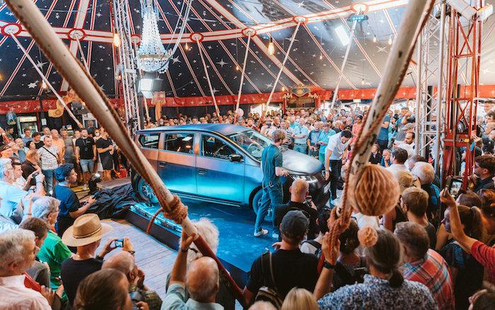Am 25. Juli 2025 enthüllten Jona Christians (im blauen Overall vorn am Auto) und Laurin Hahn (im weißen T-Shirt vorn rechts am Auto) erstmals in München vor 1.500 Gästen das Produktions-Design des geplanten Sion © Pressefoto Sono Motors GmbH