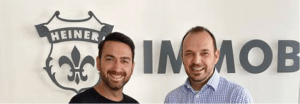 Bürgermeister Patrick Koch (47, SPD, rechts) gratuliert Umut Özpolat (34, links, einer der beiden Geschäftsführer der Heiner Immobilien Gruppe) zum Einzug am 8. Juli 2022 in das neue Bürogebäude in der Zieglerstrasse 2 in Pfungstadt (ehemalige Commerzbankfiliale) © Pressefoto Magistrat der Stadt Pfungstadt / Abteilung Presse- und Öffentlichkeitsarbeit / Bianca Ehrt