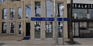 Büro der Rothenbaum Gruppe AG in der mondänen Hafenpromenade Avinguda de Gabriel Roka 26 in Palma de Mallorca © Googlestreetview Oktober 2022