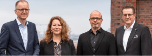 Gemeinsame Quartierswerker beim beabsichtigten Wohnungsneubauprojekt Das Neue Gartenfeld in Spandau: Von links nach rechts: Georg Friedrichs, Vorstandsvorsitzender GASAG; Eva Weiß, Geschäftsführerin BUWOG und Prokuristin der Vonovia SE; Thomas Bestgen, Geschäftsführer UTB Projektmanagement GmbH; Manfred Schmitz, CEO ENGIE Deutschland © Pressefoto UTB Projektmanagement GmbH / Andreas Schwarz vom 1. Dezember 2021