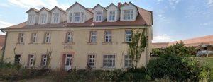 In der verlassenen Pension Sattelhof in Wettin-Löbejün in Sachsen-Anhalt will die Unicorn Real Estate AG 100 Wohnungen bauen © Googlestreetview August 2022