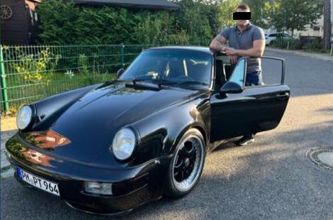 Der stark tätowierte Porsche-Fahrer Denis Entzeroth (27) aus Kleinmachnow in Brandenburg, Sohn des PICAM-Unternehmensverbund-Besitzers Ex-Commerzbanker Thomas Entzeroth in der Schweiz, brilliert seit 2020 mit einem eigenen Börsen-Handelssystem-Anbieter namens AION System UG (haftungsbeschränkt) an selber Stelle in der Hubertusallee 42 bis 44 in Berlin Schmargendorf. Ein Ex-PICAM-Vermittler: „Bin sicher, dass hinter all dem THOMAS Entzeroth steckt.“© privat