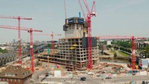 Baustopp am 27. Oktober 2023 bei 100 Metern des geplanten 245-Meter-Büroturms Elbtower in der Hamburger HafenCity, weil René Benko angeblich nicht zahlt © Ausschnitt aus Pressevideo vom Baustellentag am 9. Juli 2023 der SIGNA Real Estate Management Germany GmbH, Berlin