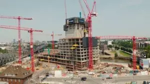 Baustopp am 27. Oktober 2023 bei 100 Metern des geplanten 245-Meter-Büroturms Elbtower in der Hamburger HafenCity, weil René Benko angeblich nicht zahlt © Ausschnitt aus Pressevideo vom Baustellentag am 9. Juli 2023 der SIGNA Real Estate Management Germany GmbH, Berlin