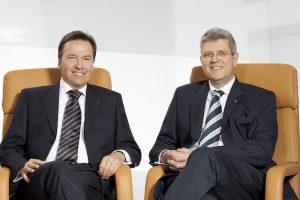 Wo ist die Knete der Wohnungskäufer hin? Die beiden fränkischen Gründer und Hauptinhaber der PROJECT Immobilien-Gruppe, Finanzkaufmann Wolfgang Dippold (62, links) aus Stegaurach und Architekt Jürgen Seeberger (64) aus Erlangen gehen in Deckung © Pressefoto PROJECT-Investment.de der PROJECT Beteiligungen AG aus Bamberg 2017