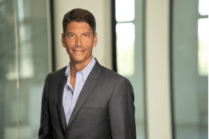 Der Schweizer Samuel Sigrist, ein eidgenössisch diplomierter Wirtschaftsprüfer, wurde Anfang 2021 Chief Executive Officer von SIG, nachdem er bereits sieben Jahre lang Mitglied des Group Executive Board war © Pressefoto SIG Group AG, Rheinfall