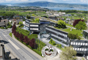Hier hat sich die Monterosso AG eingemietet: Gleich hinter der Kühne + Nagel International AG am Hang mit Blick auf den Zürichsee © Pressefoto Kühne + Nagel International AG aus dem Jahr 2020