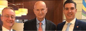 3. Mai 2019 in der Hotellobby des Hyatt in Zürich von links nach rechts: der Österreicher COO Carlo Fröhlichsthal aus Mendrisio, Seine Durchlaucht Prinz Michael von und zu Liechtenstein aus Vaduz und der Serbe CEO Arsenije Grgur aus Winterthur bei der Übergabe eines unechten 300 Schweizer Franken Zertifikats für einen fiktiven Blockchain Bond der SwissWide Holding AG aus Zug (heute MetaSwiss Group AG aus Winterthur) der beiden Gründer Fröhlichsthal und Grgur © Pressefoto MetaSwiss Group AG in einer Firmenpressemeldung auf Fintechnews.com